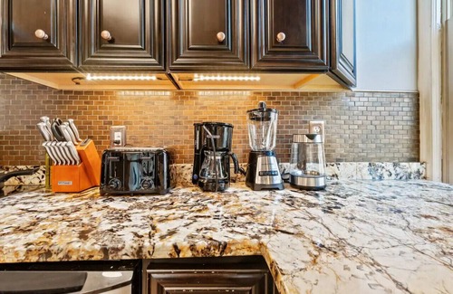 Shadyside House | 3-Story Historic Home | Steam Shower | 3 King Beds