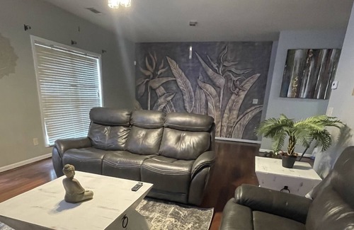 Tucker House | 3 Story Safari Paradise Close to the city!!
