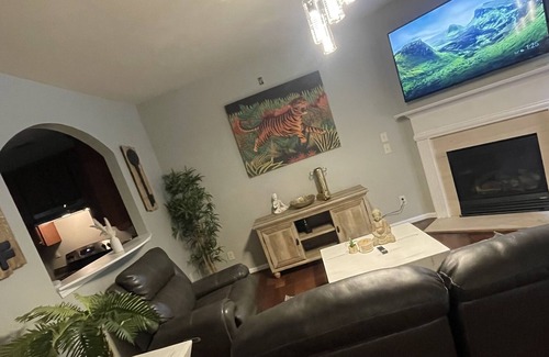 Tucker House | 3 Story Safari Paradise Close to the city!!