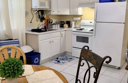 West Bay Apartment | 3 Suites BP Steps to Beach
