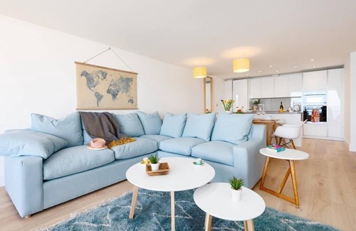 Cawsand Apartment | 3 The Bay, a three bedroom apartment sleeping 8 guests overlooking the ocean