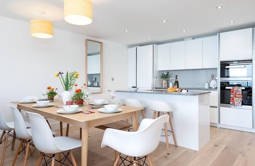 Cawsand Apartment | 3 The Bay, a three bedroom apartment sleeping 8 guests overlooking the ocean