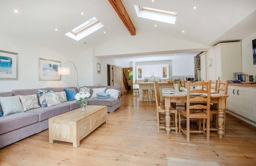 Saundersfoot Cottage | 3 The Glen, holiday property Saundersfoot, Sleeps 8, 4 bedrooms, bathrooms