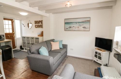 Hope-Cove House | 3 Thornlea Mews