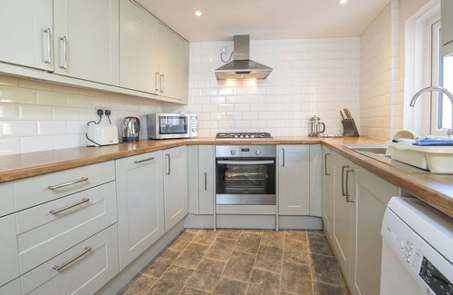 Dinas Cross House | 3 Tower Hill, Holiday Home Brynhenllan, Sleeps 6, 3 bedrooms, bathrooms