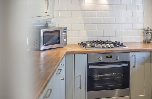 Dinas Cross House | 3 Tower Hill, Holiday Home Brynhenllan, Sleeps 6, 3 bedrooms, bathrooms