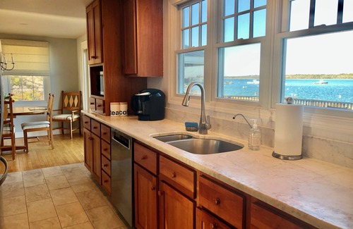 Scarborough House | 3 WEEKS LEFT - Waterfront home with beautiful views - 2 min walk to beach