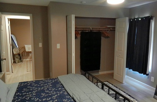 Fairfax House | 30+ Day Flexible and Temporary Housing. -King Sized Bed. -Home Office.