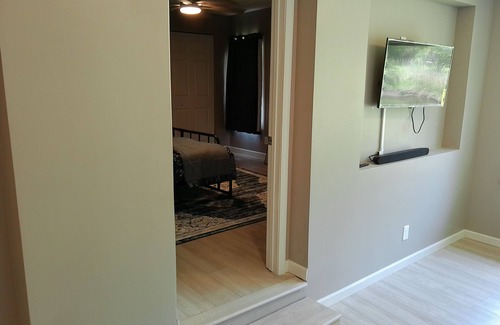 Fairfax House | 30+ Day Flexible and Temporary Housing. -King Sized Bed. -Home Office.
