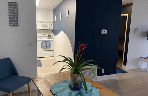 Racquet Club West Condo | 30 day Minimum Stay up to 4 months-Clean, Quaint and Cozy! Palm Springs Villas💎