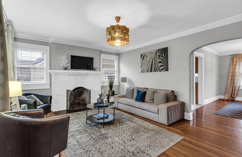 Jefferson Park House | 30-day rental home with enclosed yard, full kitchen, & W/D