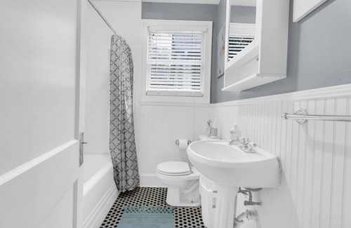 Jefferson Park House | 30-day rental home with enclosed yard, full kitchen, & W/D