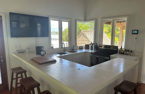 Marathon Villa | 30 DAY RENTAL ONLY!nnBeautiful 2.5 acre waterfront villa with pool , & tiki bar