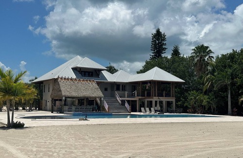 Marathon Villa | 30 DAY RENTAL ONLY!nnBeautiful 2.5 acre waterfront villa with pool , & tiki bar