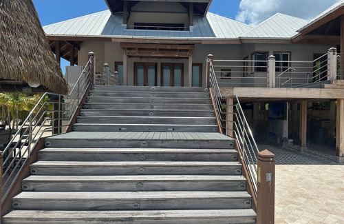 Marathon Villa | 30 DAY RENTAL ONLY!nnBeautiful 2.5 acre waterfront villa with pool , & tiki bar