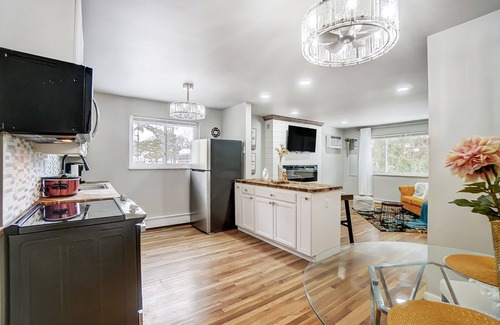 Roselawn Finance Apartment | 30 Day + Stay Blossom Suite w/Fireplace & Wet Bar in Pleasant Ridge