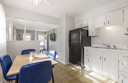 Independence House | 30 days minimum Stylish 2b1b near Downtown KC/stadiums in independence MO