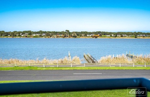 Goolwa North House | 30 Liverpool Road - waterfront stunner