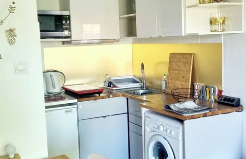 Sanary-sur-Mer Apartment | 30 m2 apartment. Located 9 minutes' walk from the port, city center and beaches.