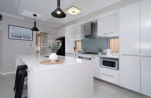 North Perth House | 30 Modern & Quiet Retreat -walk To Dining & Shops