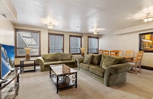 Olympus Cove House | *30 night min* Luxury Mansion * Hot Tub * Views * Theater * Game Room