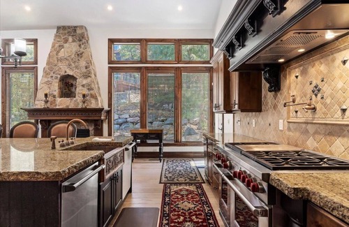 Olympus Cove House | *30 night min* Luxury Mansion * Hot Tub * Views * Theater * Game Room