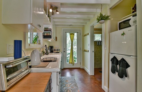 Historic Montford Cottage | 30+ Night Stays at A Relaxing Oasis on the edge of Downtown Asheville