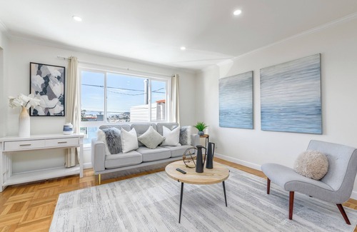 Crocker-Amazon House | 30% OFF / Easy Parking / Mins to SF / Lovely Backyard / Skyline View / Hottub