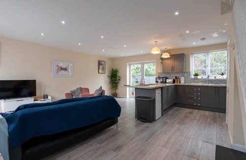 Brockworth House | 30% OFF Monthly Parking Sleeps 6