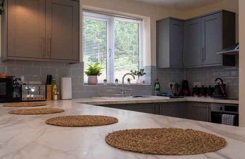 Brockworth House | 30% OFF Monthly Parking Sleeps 6