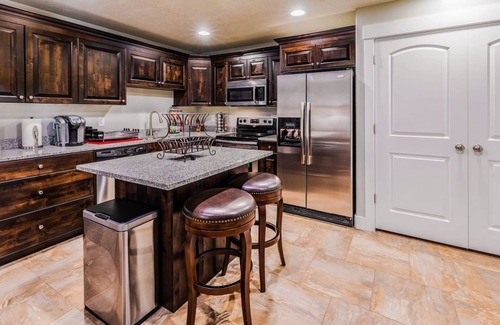 Ogden House | 30% OFF, Ski Dream Sleeps 14 in Comfort! 2 Dedicated HotTubs,BBQ,5 Min to Dwntwn