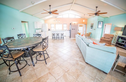 East End House | 30% OFF Summer! Secluded Bayfront Retreat, East End, Private Dock, Kayaks