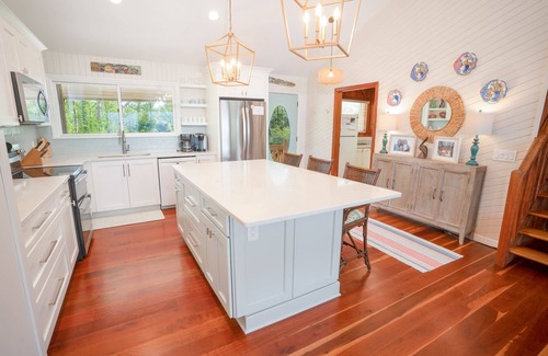 Plantation House | 30% OFF Summer! BAYFRONT - Old Florida Style Cottage w/private dock!