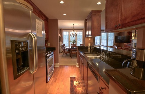 Lake Oconee Condo | 30% off until 2025 WOW!, Walk to Ritz, Fronts Golf Course, 3 King Beds, Book Now