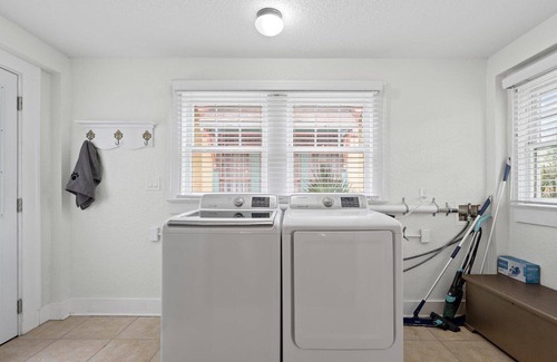 Riverside Ski Chalet | 30 Seconds to Bars! l 3bd 2 bath l Private
