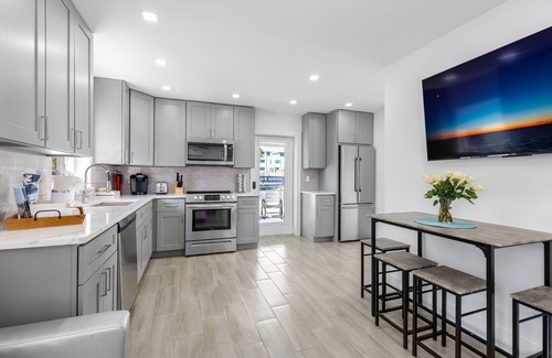 Lauderdale-by-the-Sea Resort | 300 STEPS TO WHITE SAND BEACH /HEATED POOL /HOT TUB/MONTHLY SPCLS - H1