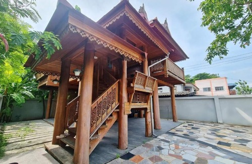 Bang Khen House | 300 Years Old Wooden House w 3 Bedrooms and big Yard