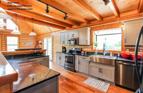 Dover House | 3000 sf Cabin sleeps 14 on Lake Barkley reduced Aug rates