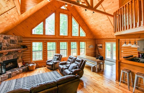 Dover House | 3000 sf Cabin sleeps 14 on Lake Barkley reduced Aug rates