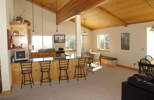 Truckee House | 3000sf 4BR+ Ski-in Ski-Out, Views & AC!