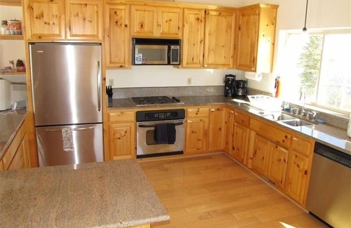 Truckee House | 3000sf 4BR+ Ski-in Ski-Out, Views & AC!