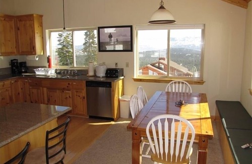 Truckee House | 3000sf 4BR+ Ski-in Ski-Out, Views & AC!