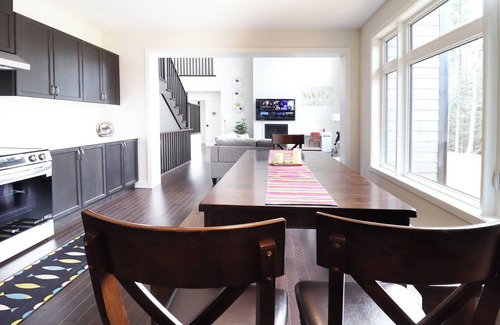 Dwight House | 3000SQF Private Retreat Modern Cottage AC Fibre Wifi Muskoka Algonquin
