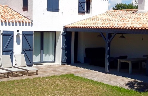 L'Epine House | 300m from the beach, house with terrace and large private garden