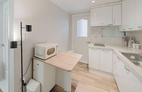 Sinsa-dong House | 302 Apgujeong 1st, 2Room Queen-bed, 2 Single-beds