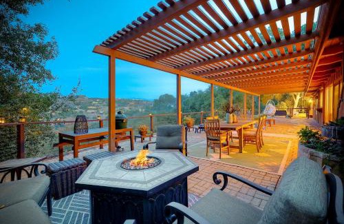 Fallbrook House | 3046 Skycrest Drive