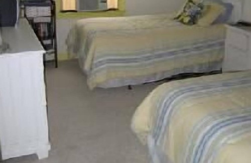Gold Coast Condo | 3060 West Avenue--Close to the Beach