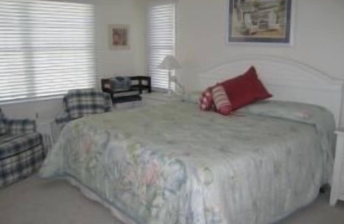 Gold Coast Condo | 3060 West Avenue--Close to the Beach