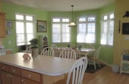 Gold Coast Condo | 3060 West Avenue--Close to the Beach