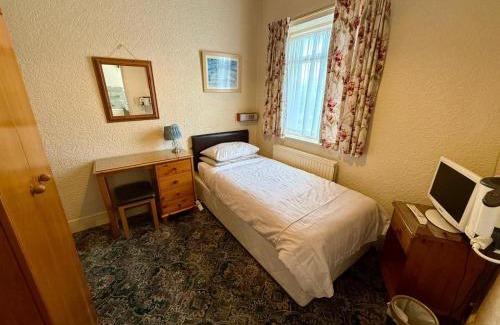 Beeston House | 307 queens road Big double room with attached toilet and shower